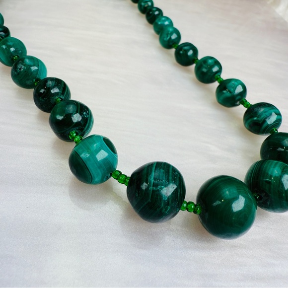 Vintage Green Malachite Heavy Cold graduating size Beaded Necklace - Picture 8 of 10